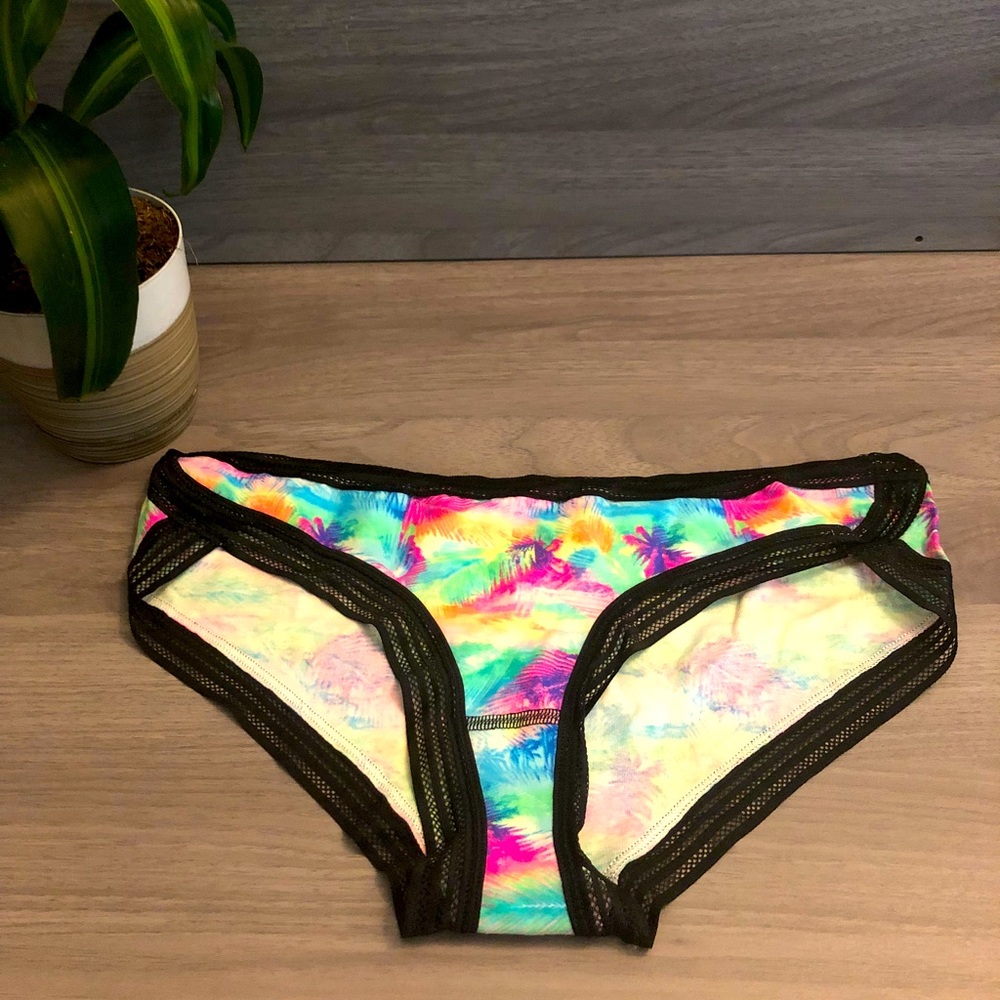 - Nwt! Victoria Secret PINK underwear Large